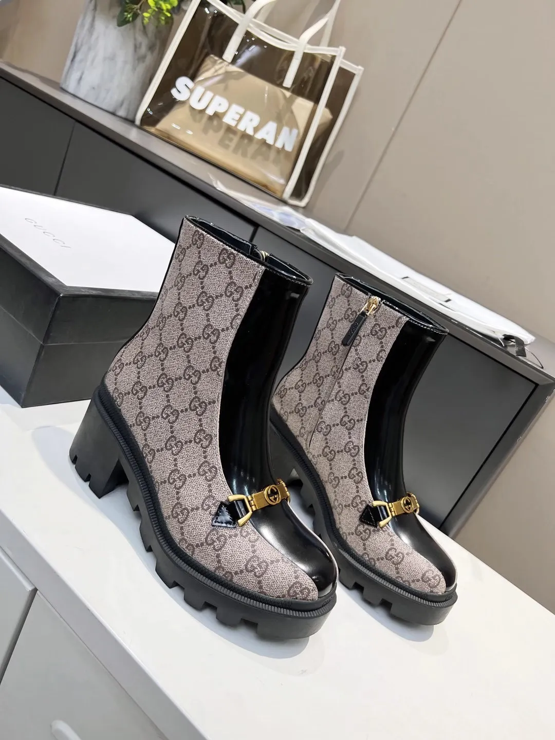👟👟Ex-factory price 540👟👟 The new version of GUCCI is on sale...🔥 It has a retro British style and is decorated with metal LOGO on the front. Heel height: 6cm Fabric: Open edge beads ➕Special material, lining/foot pads: upgraded cowhide 🐂 Color: black Size: 34-40. (34 and 41 42 need to be customized) Packaging: Comes with card and cloth bag.